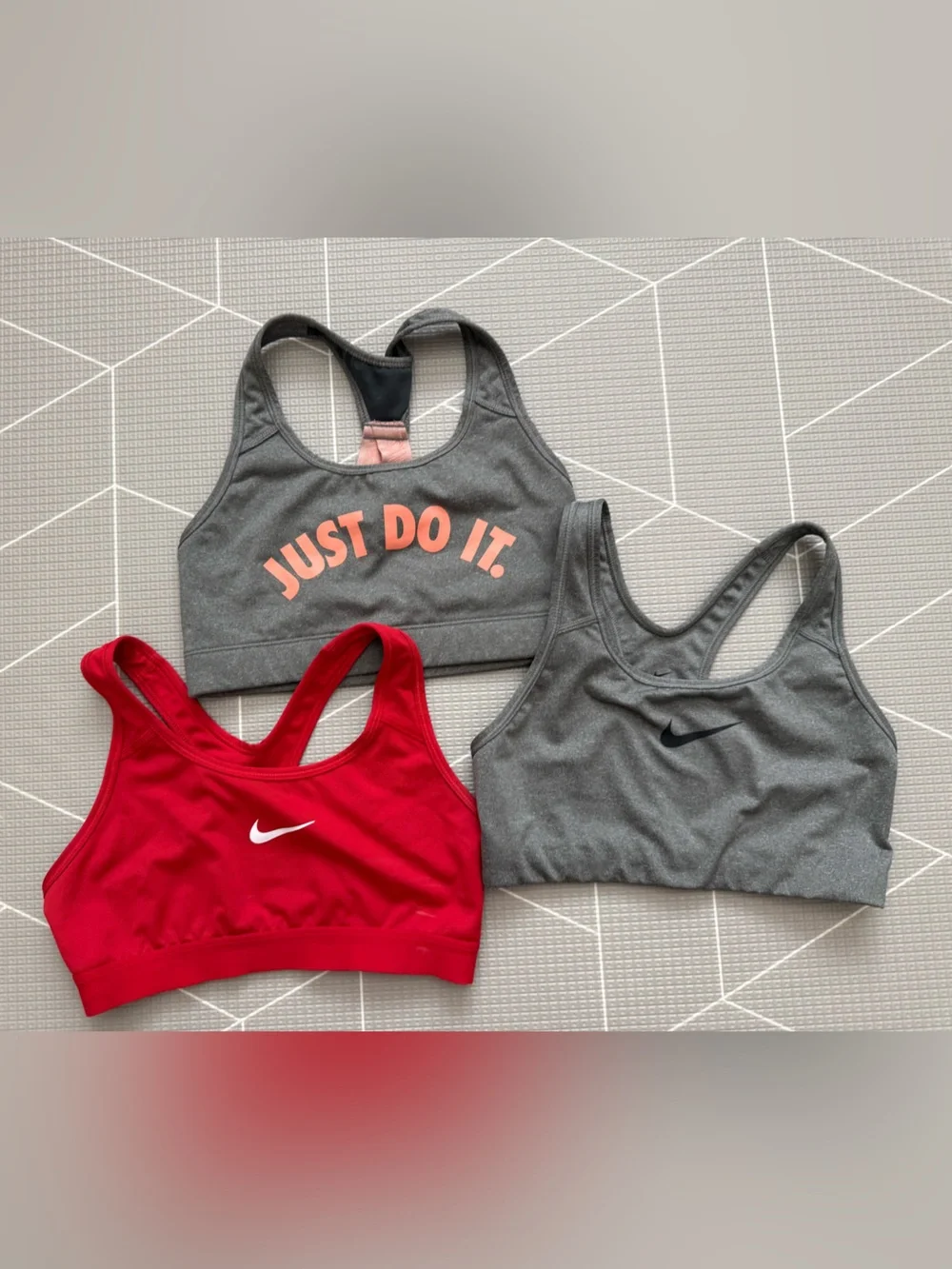 Nike|Women's Sports Bra Trio - Gray & Red•••JUST DO IT•••athleisure••••size smal